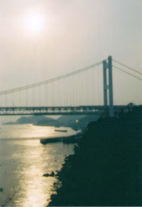瀬戸大橋と夕日 針孔写真